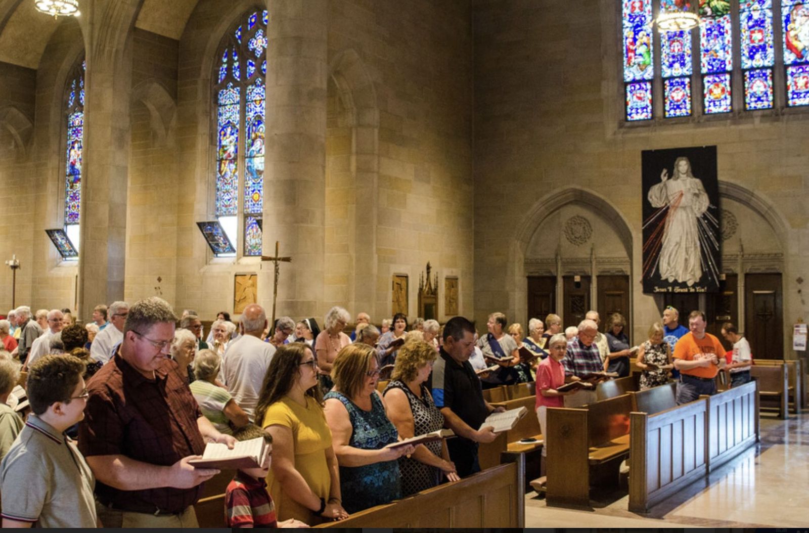Fieles en la catedral de Santa María, en la diócesis de Ogdensburg, EEUU