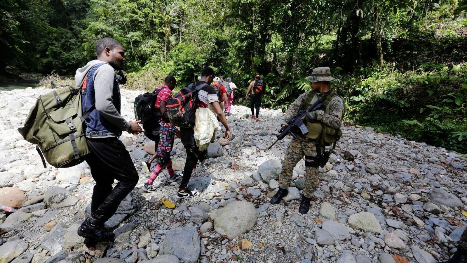 Migrantes colombianos cruzando la jungla del Darién