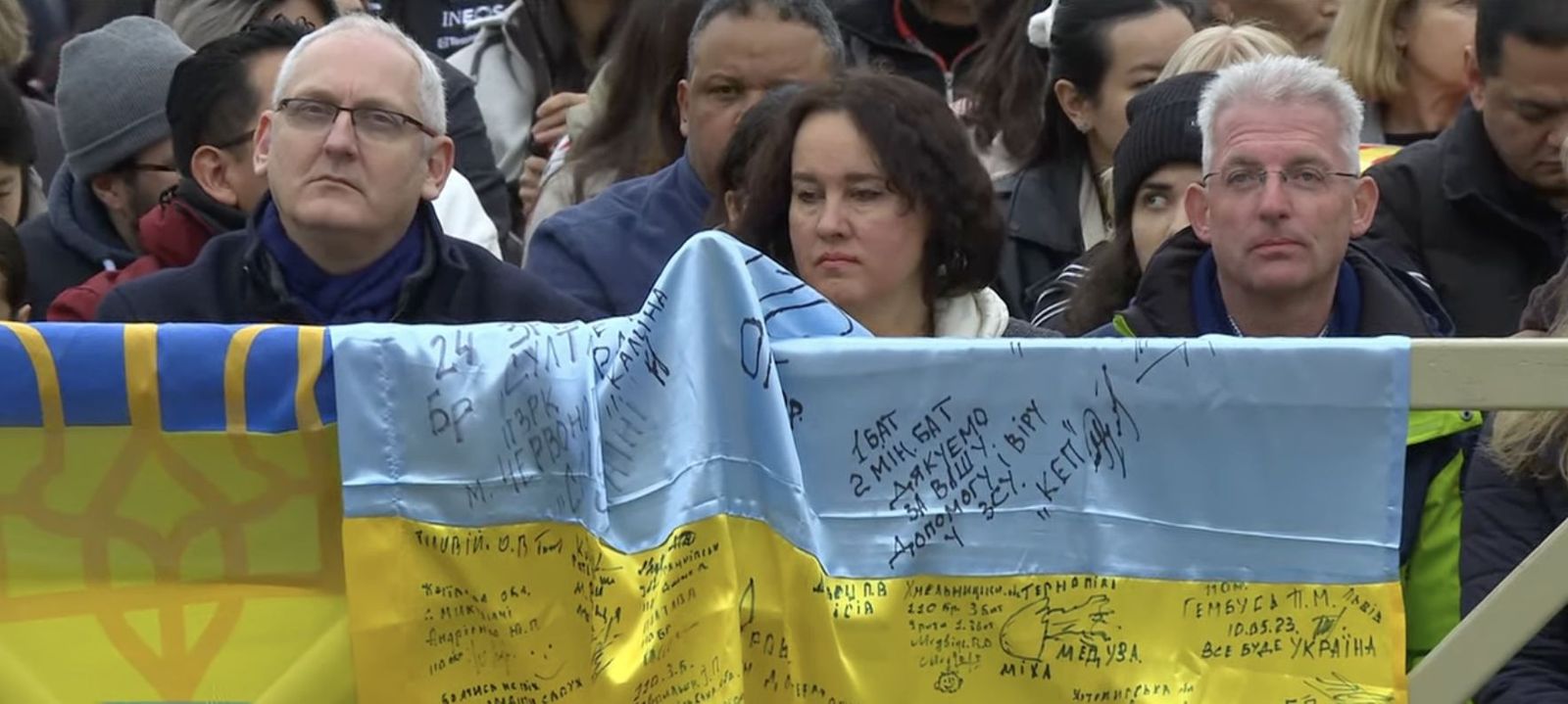 Fieles con una bandera de Ucrania