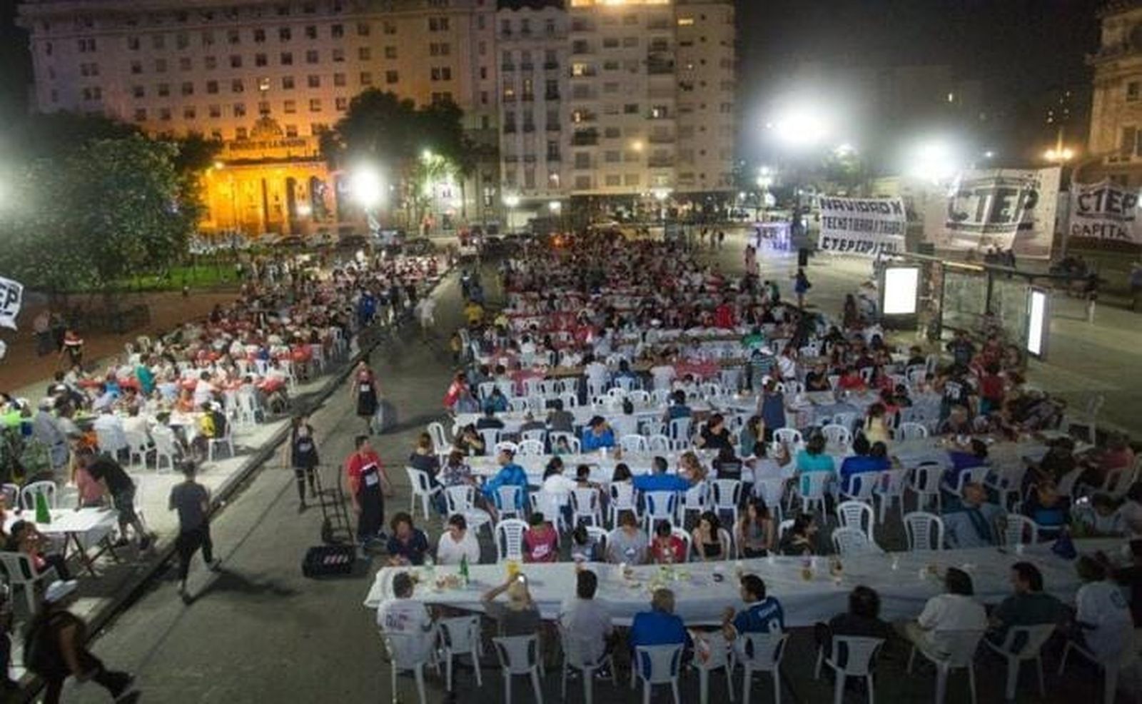 Nochebuena con los sin techo delante del Congreso Nacional