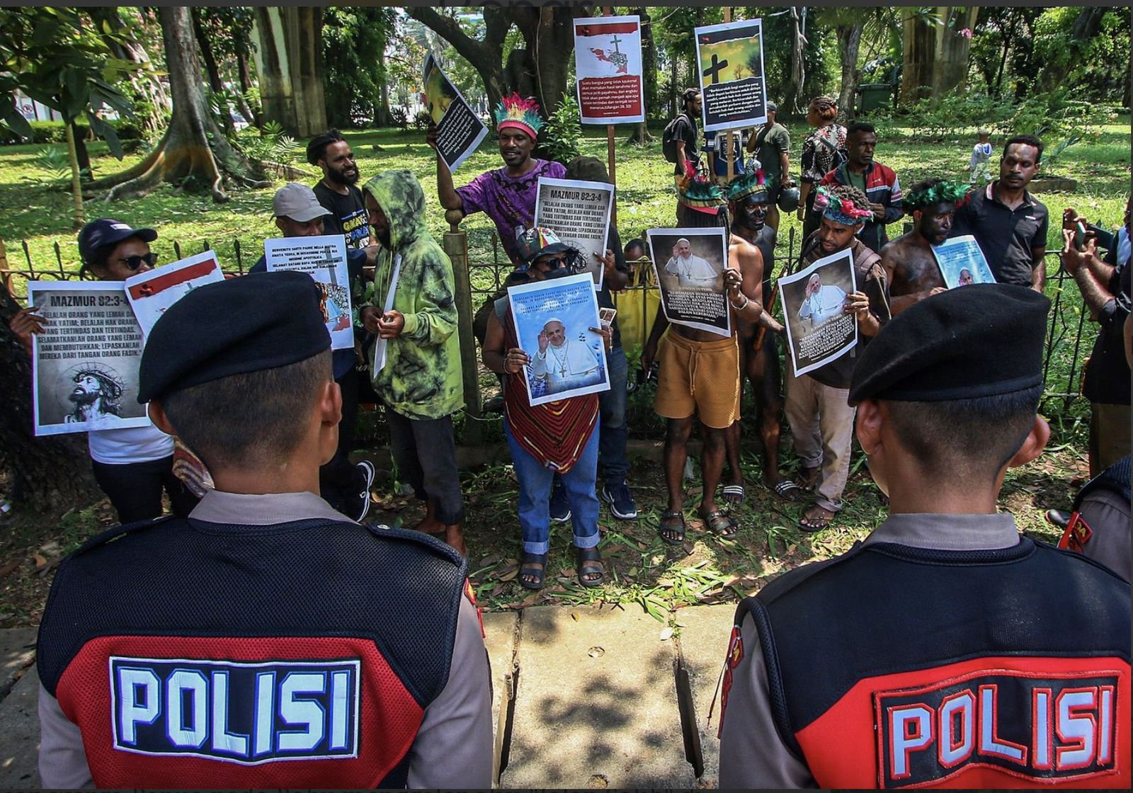 Indígenas papúes frente a la Nunciatura en Yakarta