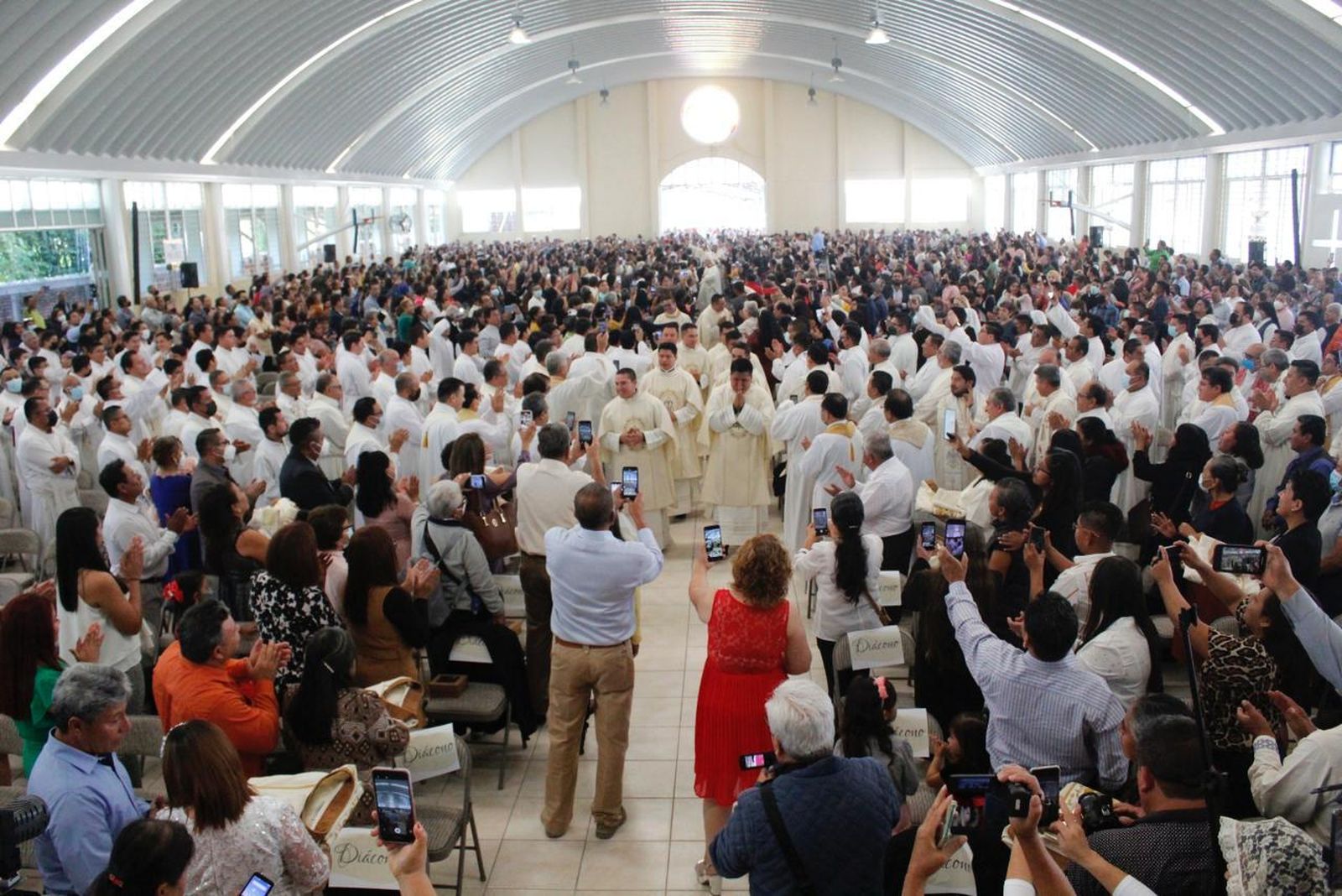 Los neuvos sacerdotes, con el pueblo de Xalapa