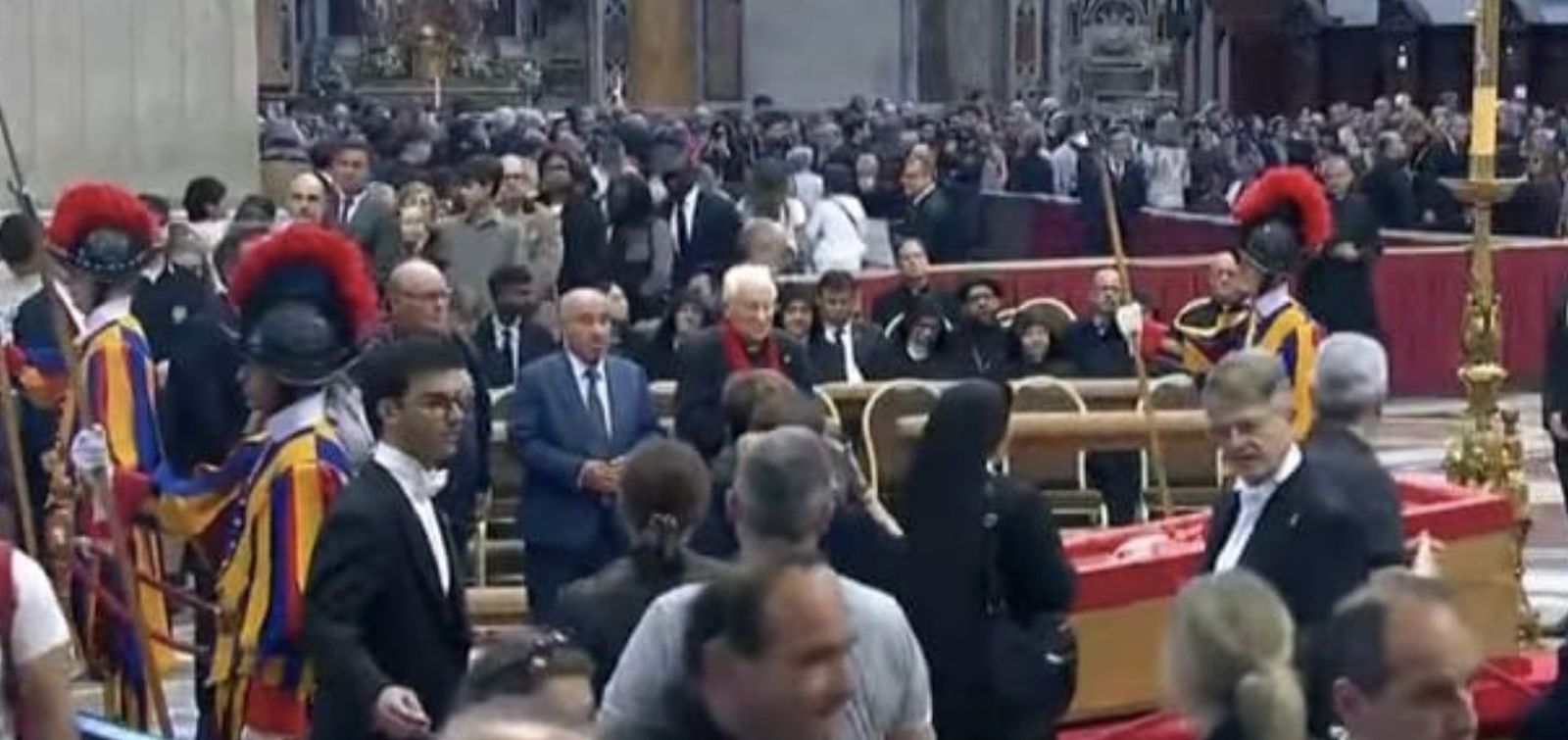 De la mano del Padre Ángel, revisita al féretro de Francisco