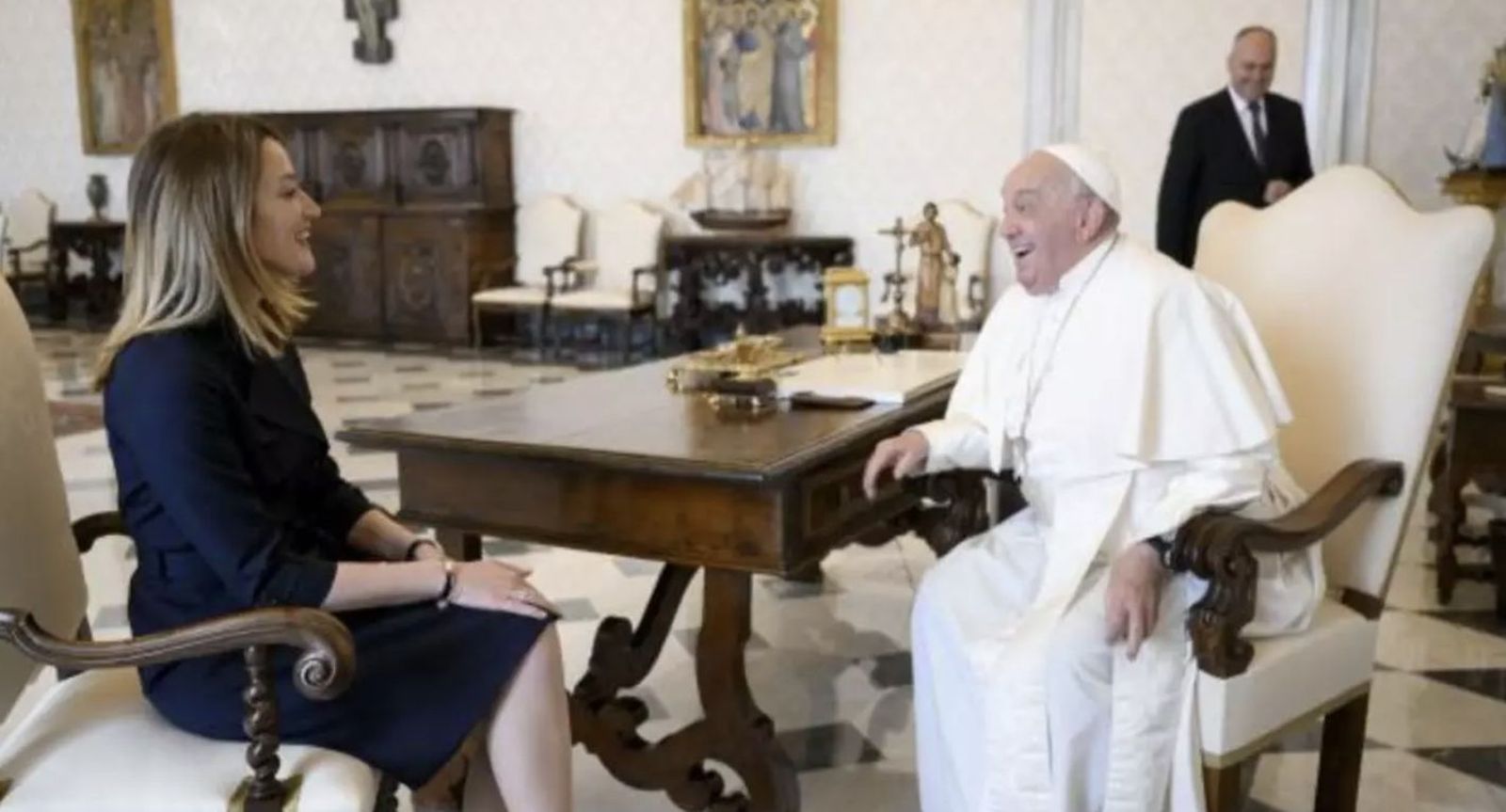 El Papa, con Roberta Metsola