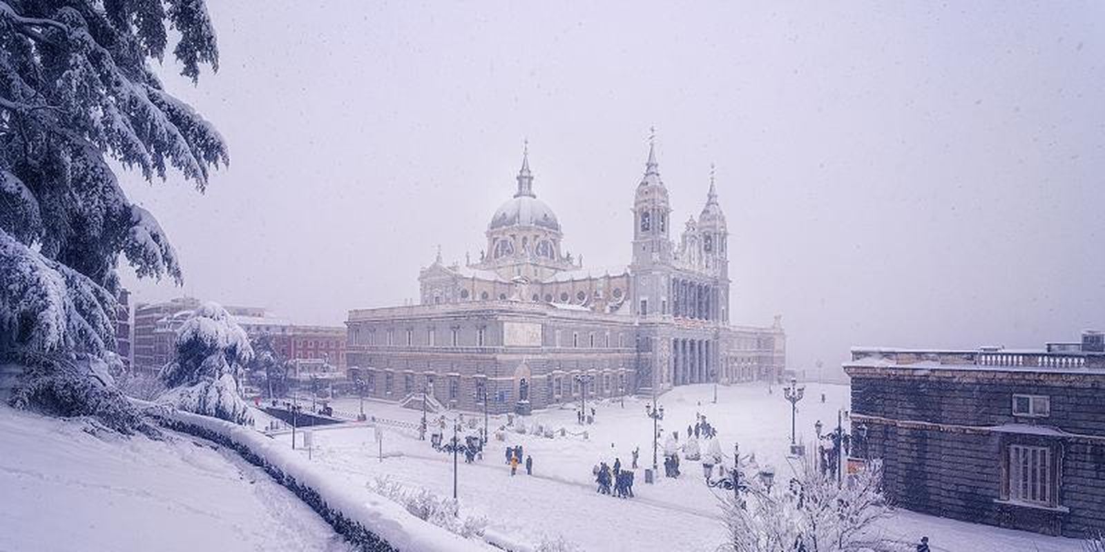 'Filomena' obliga a suspender las misas en la catedral de La Almudena