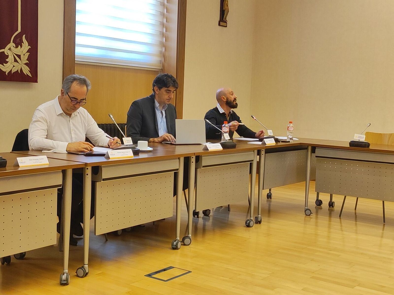 El profesor Miguel Campo (a la derecha), durante su intervención