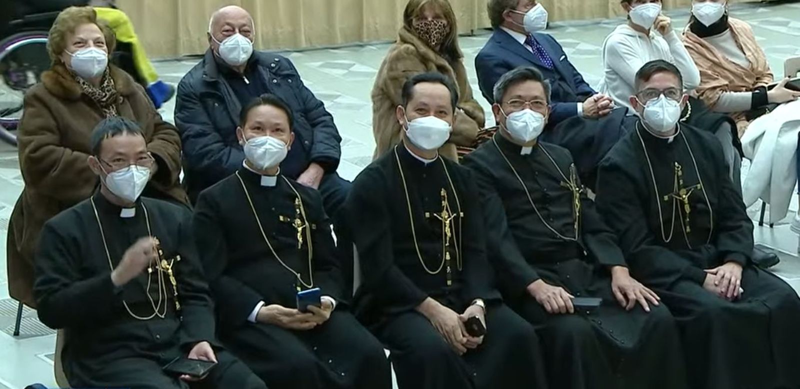 Curas en la audiencia