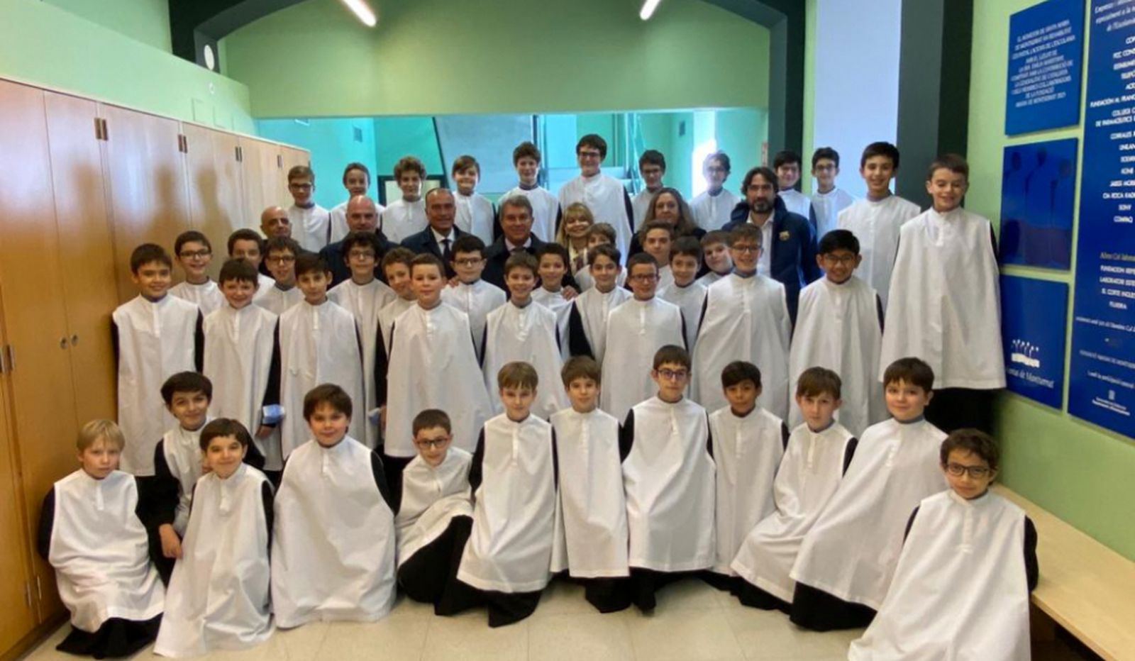 Joan Laporta con los escolanes