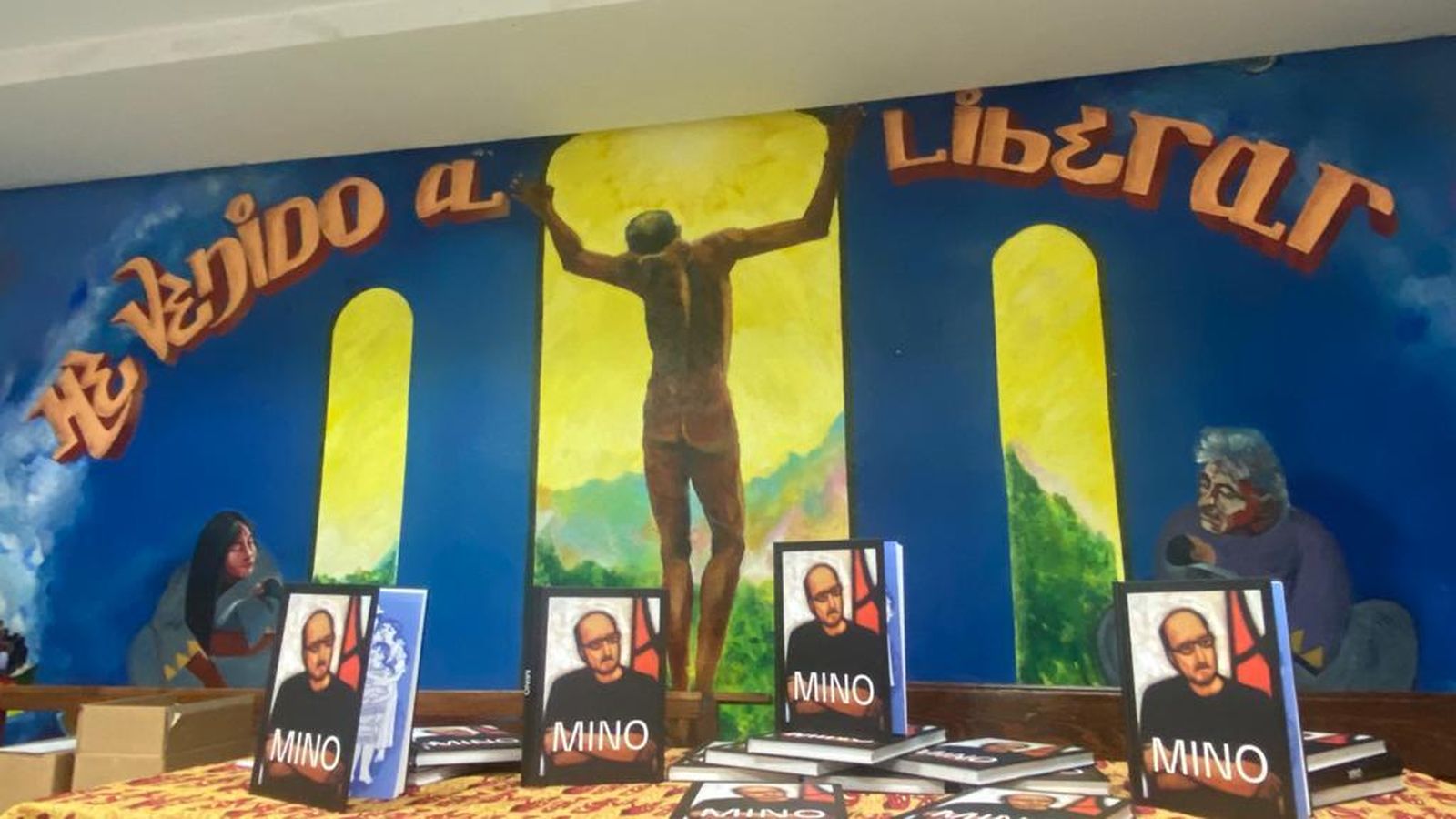 Ejemplares del libro de Mino Cerezo