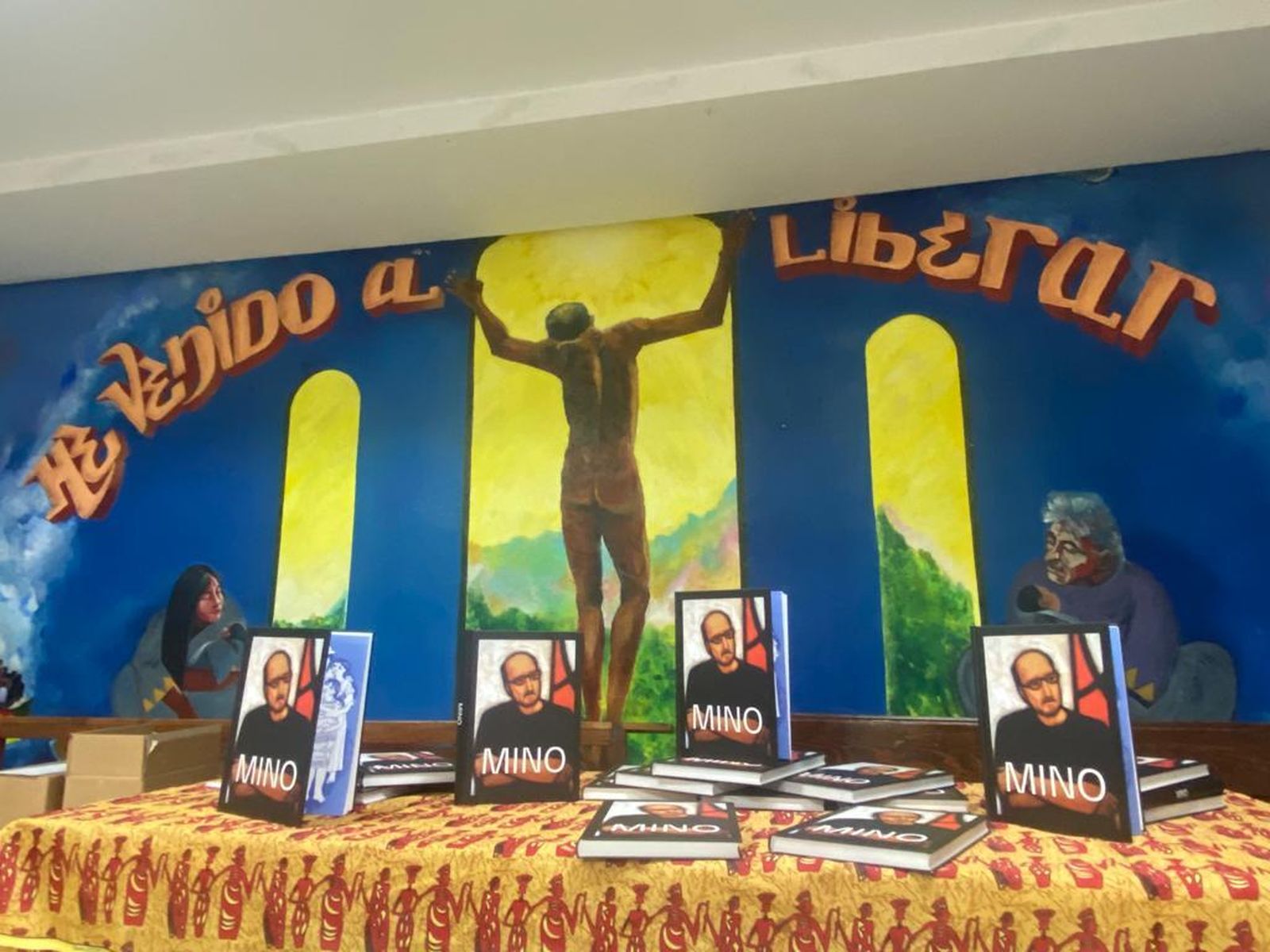 Ejemplares del libro de Mino Cerezo