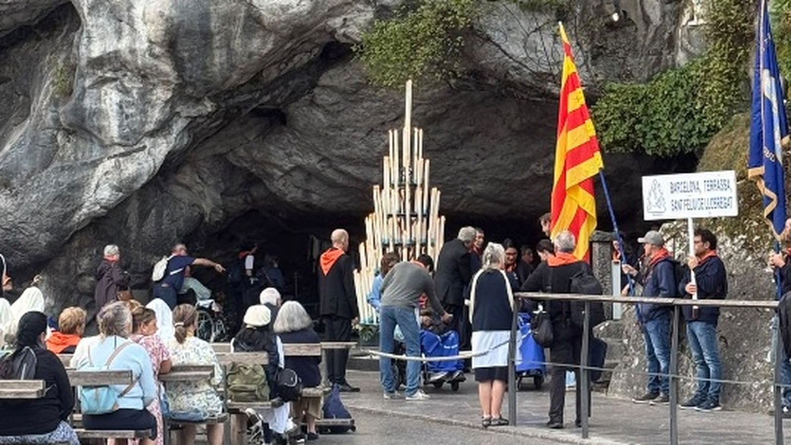 Peregrinos catalanes, con sus banderas, junto a la Gruta de Lourdes durante la jornada de la visita de León XIV.