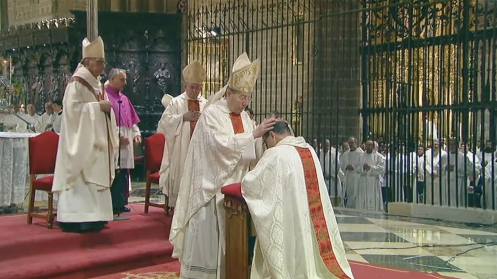 Francisco Pérez impone sus manos sobre su sucesor en Pamplona, Florencio Roselló