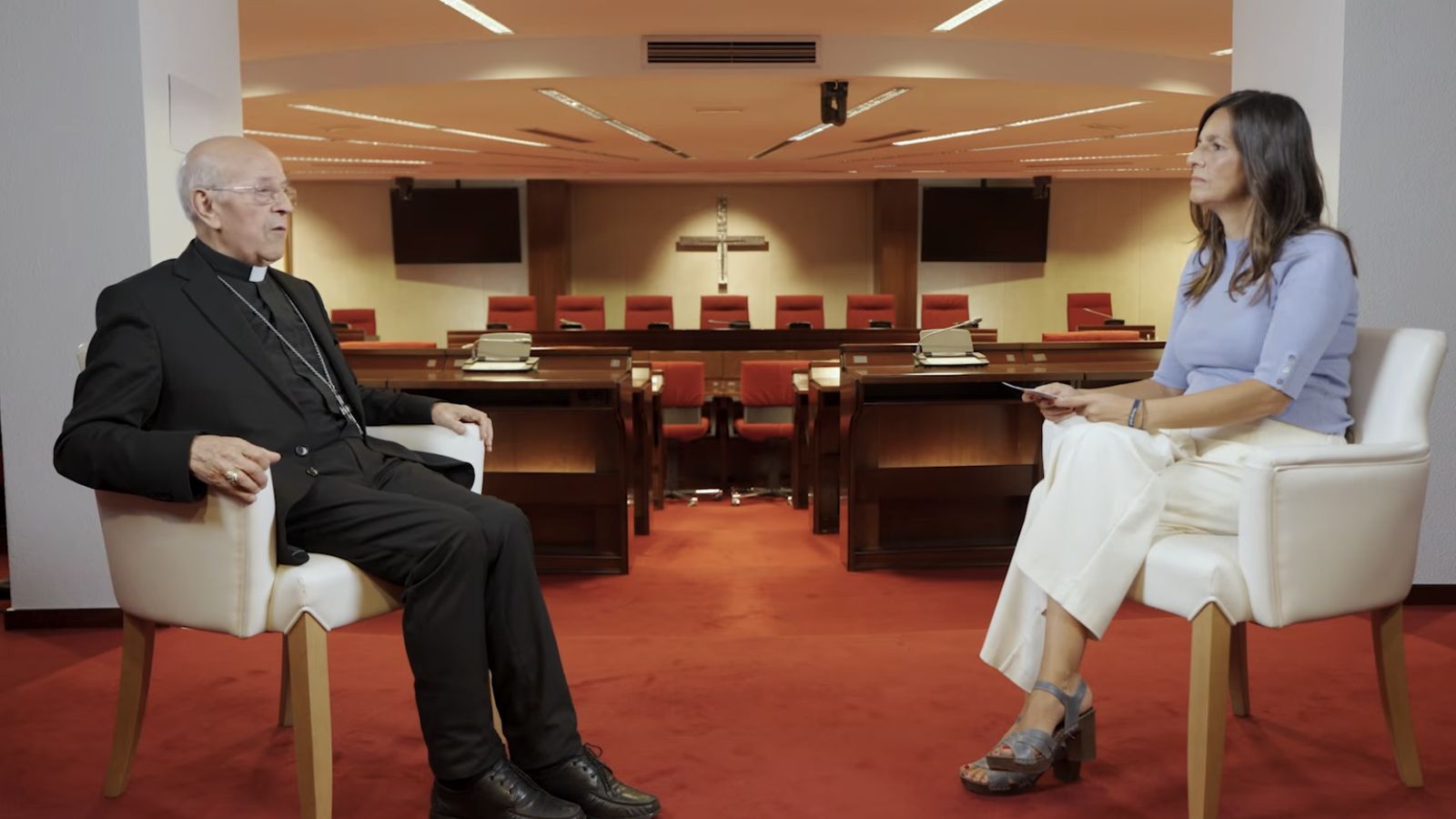 El cardenal Blázquez, con la periodista Irene Pozo