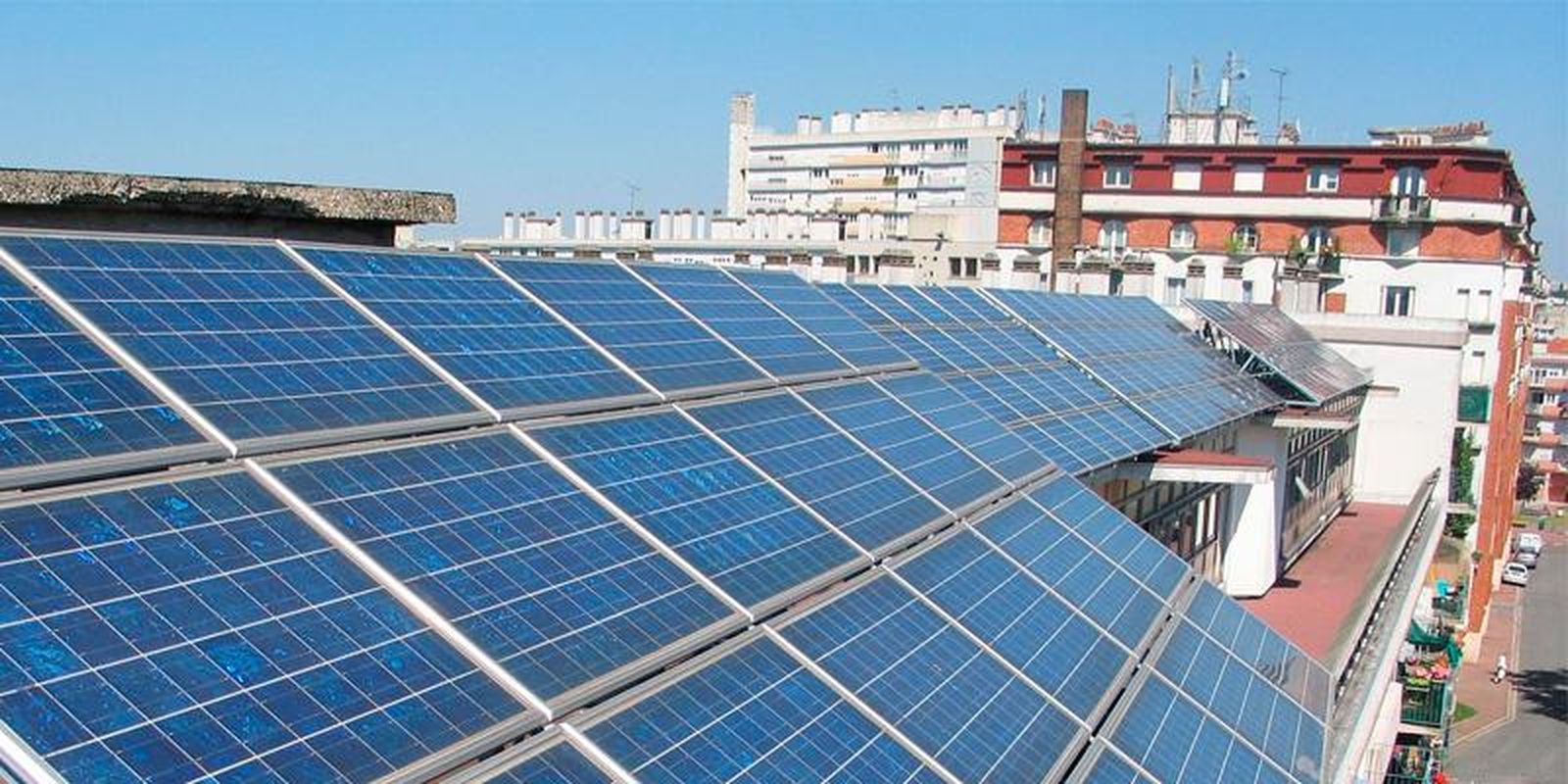 Paneles solares sobre un edificio