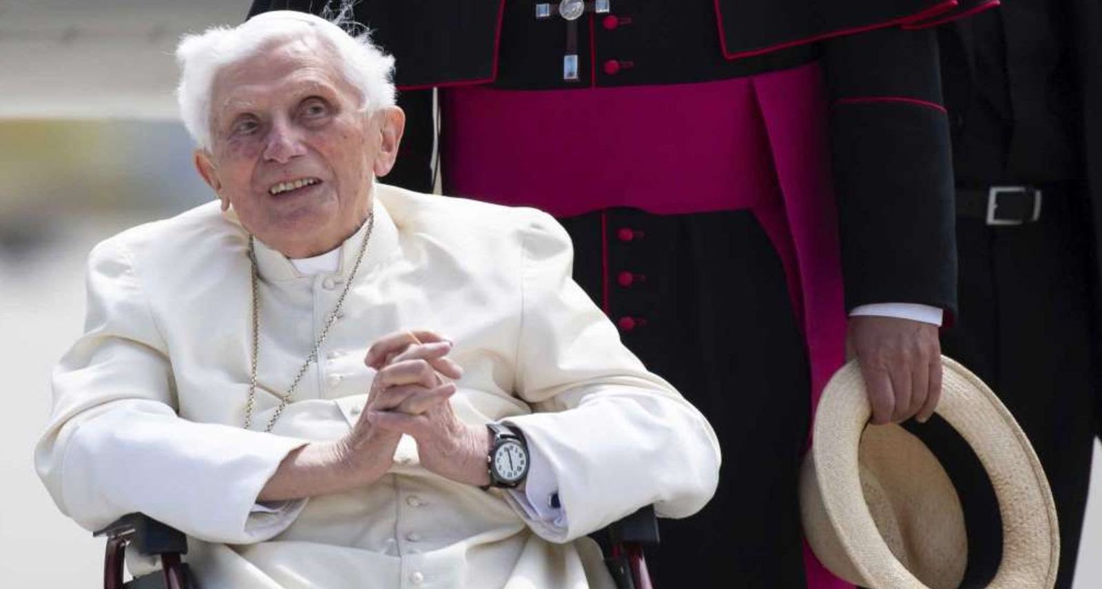 Ratzinger en Ratisbona, en silla de ruedas