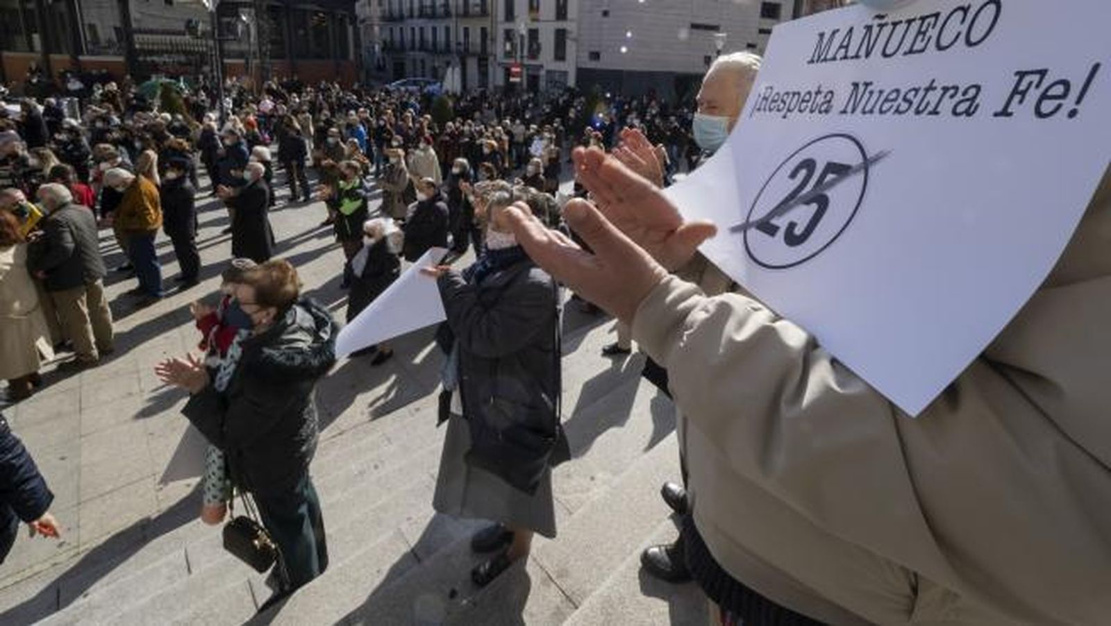 Concentración de fieles en Valladolid
