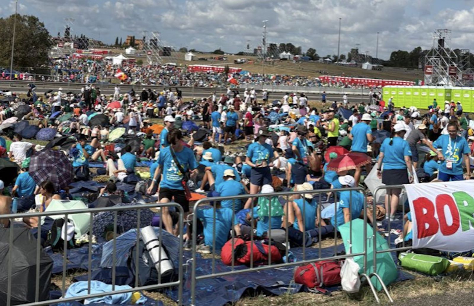 Los jóvenes) ya esperan a León XIV en la campa