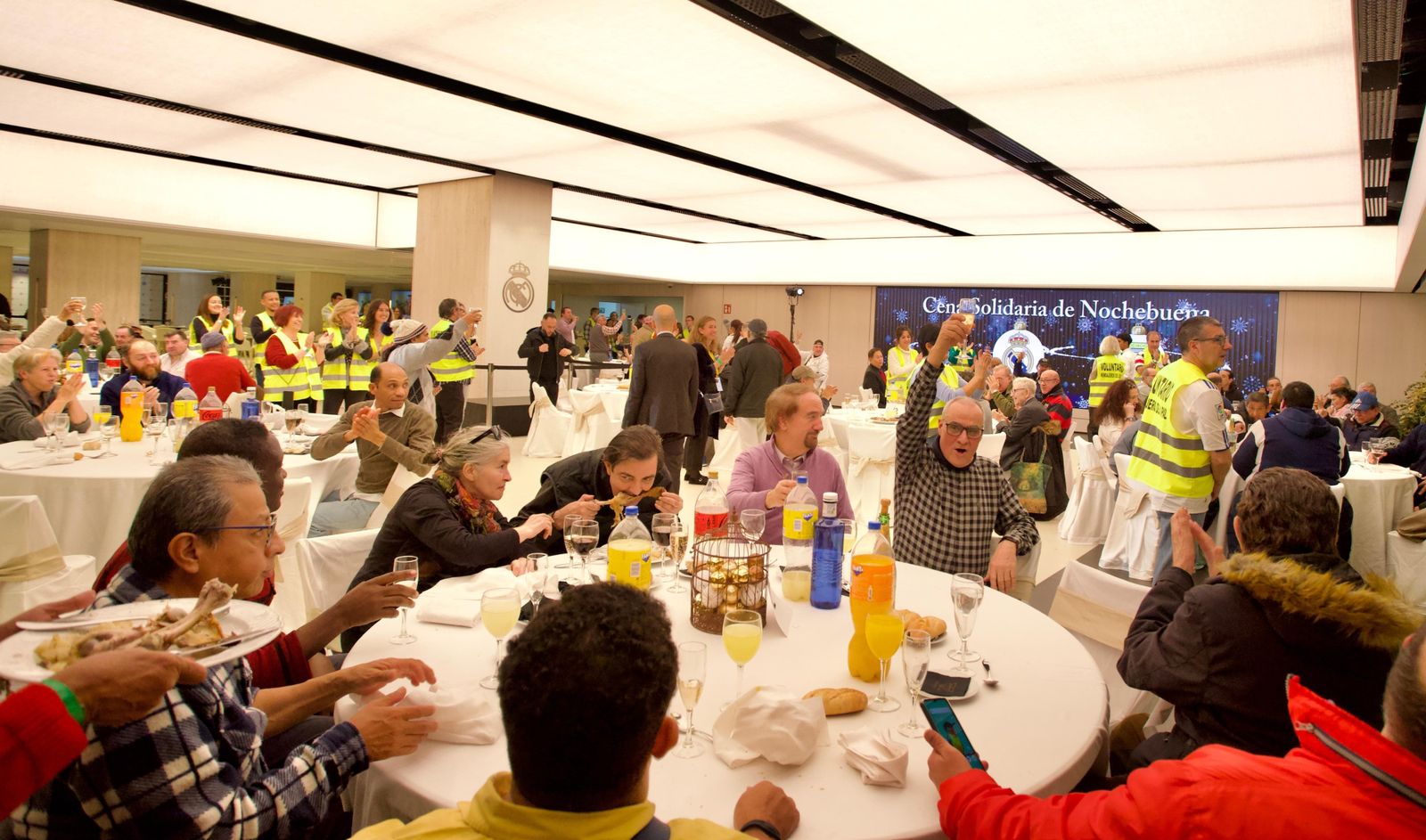 Mensajeros de la Paz celebró su Cena de Nochebuena Solidaria en el Santiago Bernabéu