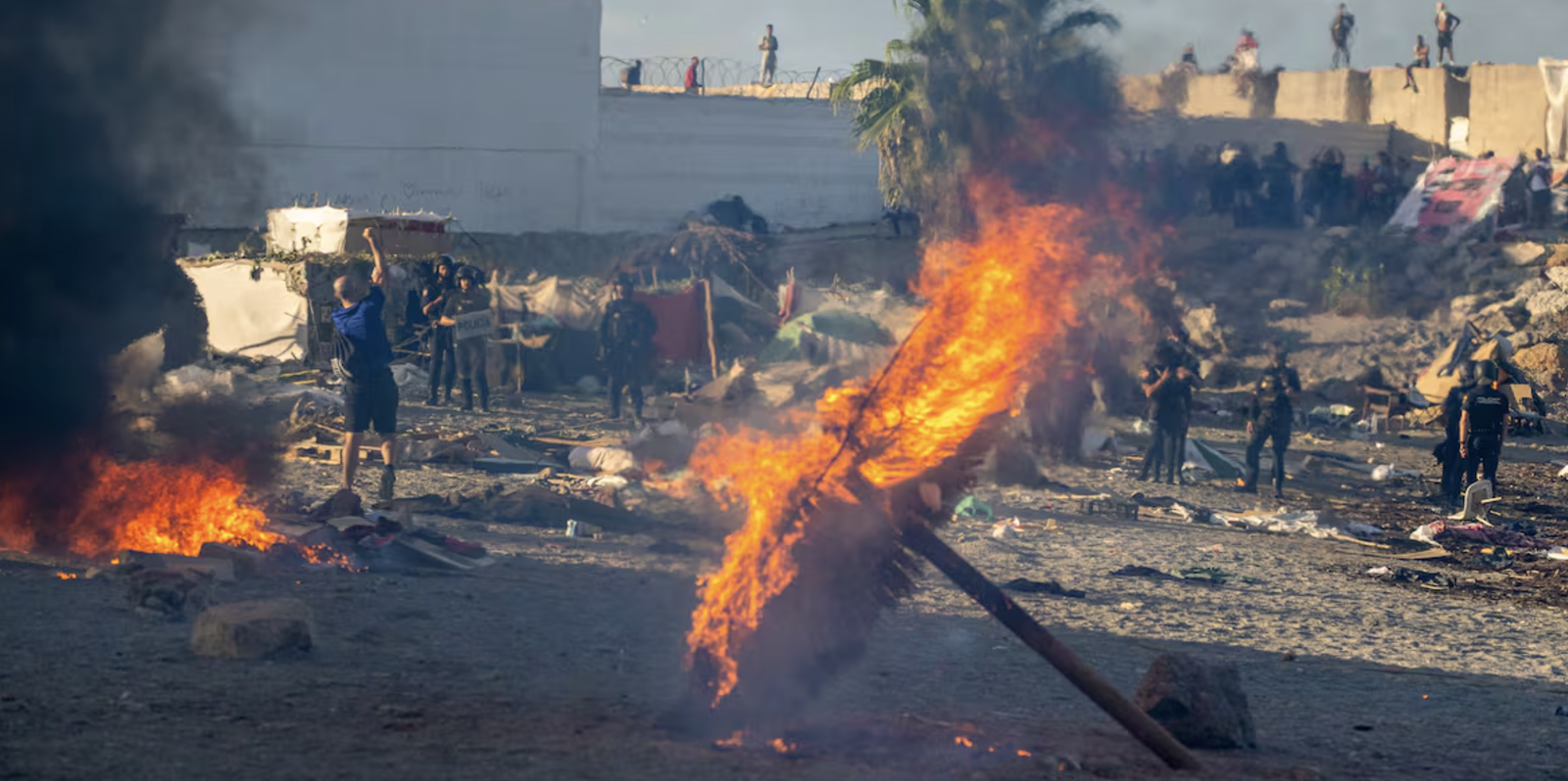Quema del campamento de migrantes en la playa del Trampolín
