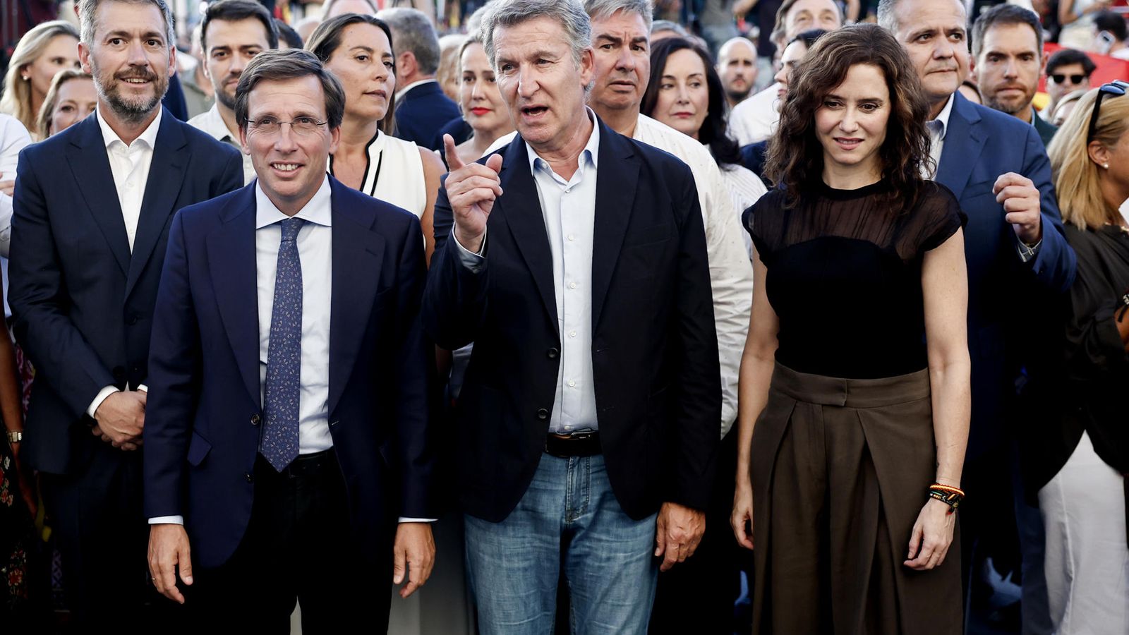 José Luis Martínez-Almeida, Alberto Núñez Feijóo e Isabel Díaz Ayuso, en la concentración promovida por la FEMP en Cibeles.