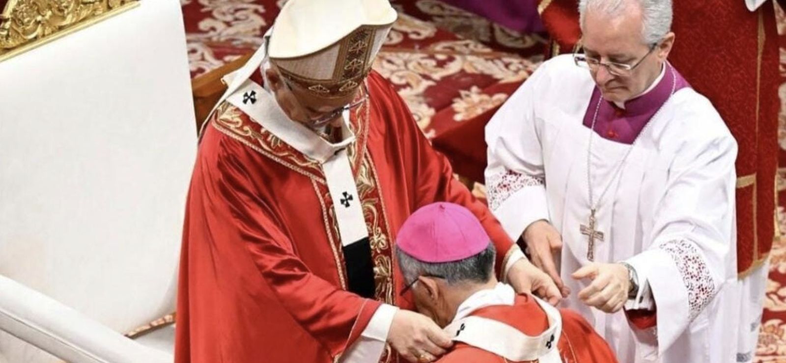 León XIV impone el palio a monseñor Vizcarra