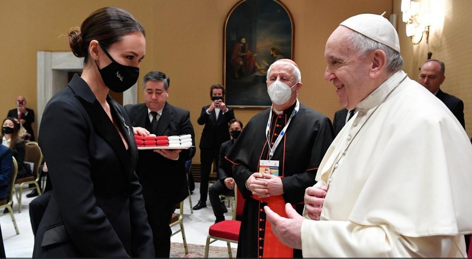 El Papa saluda a una artista