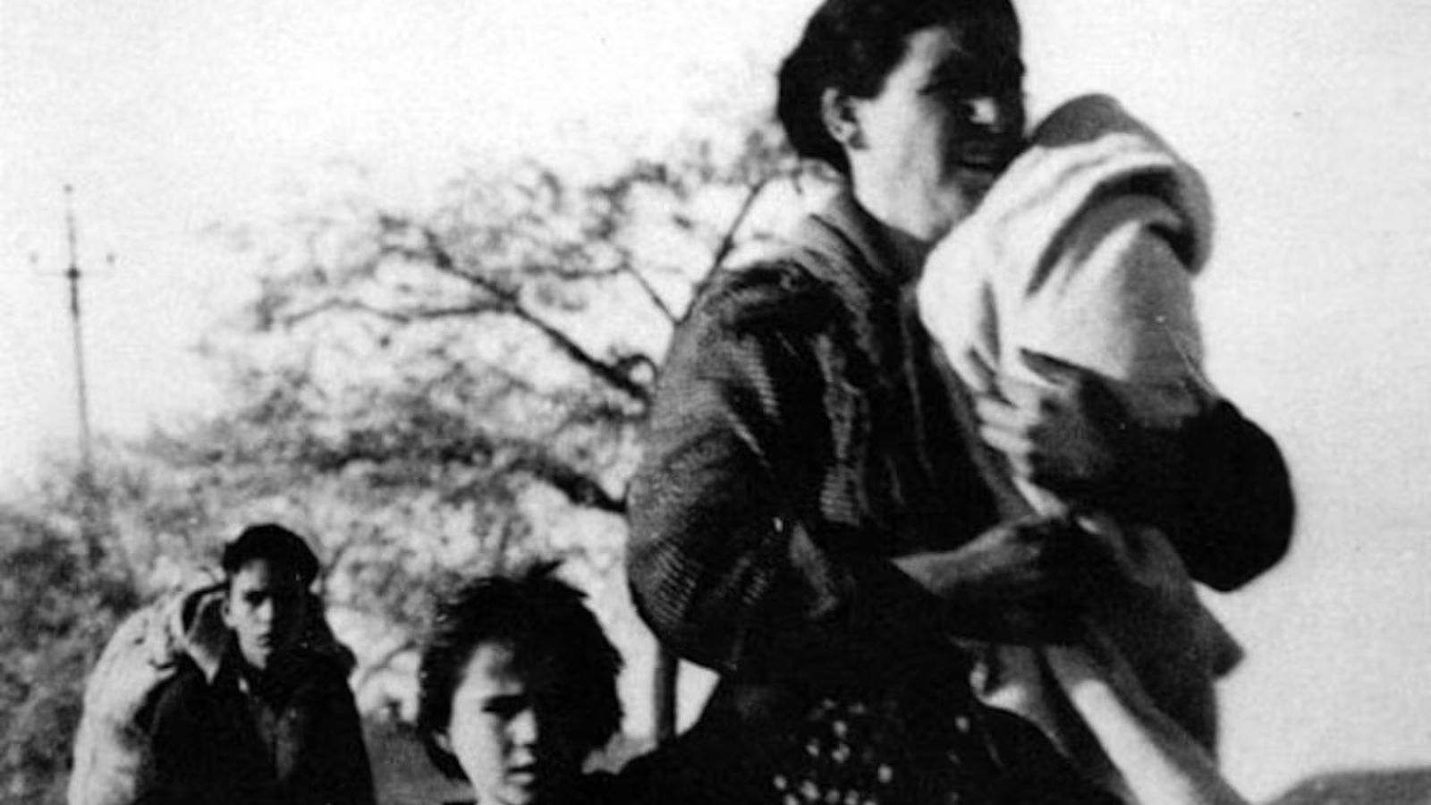 Una familia huyede los combates en Madrid durante la Guerra Civil.