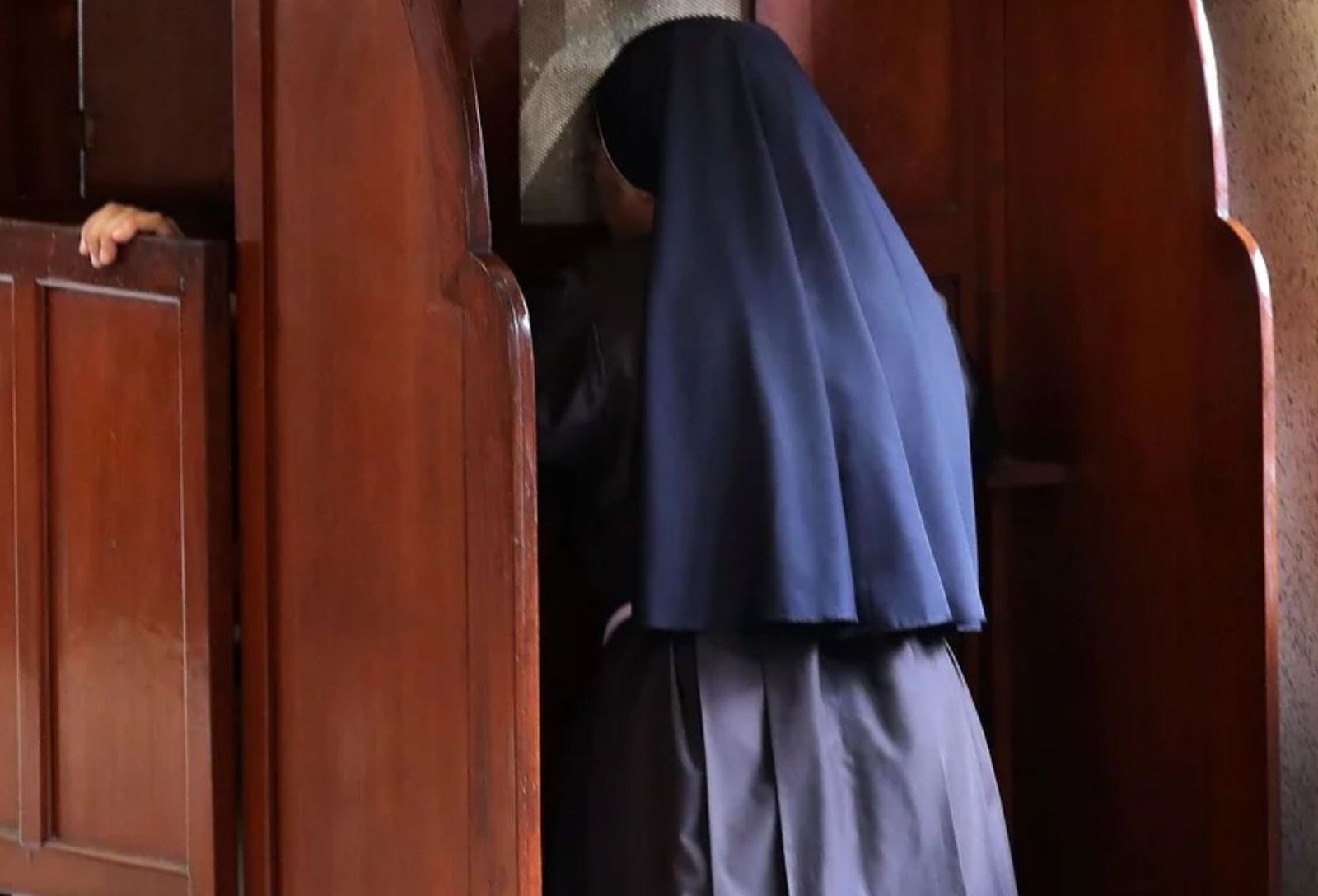 MOnja en confesionario