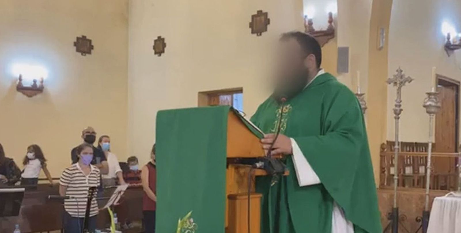 El cura de Málaga detenido, durante una celebración