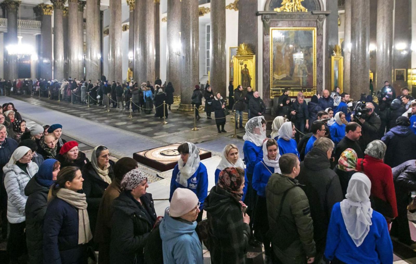 Colas para besar iconos en Rusia