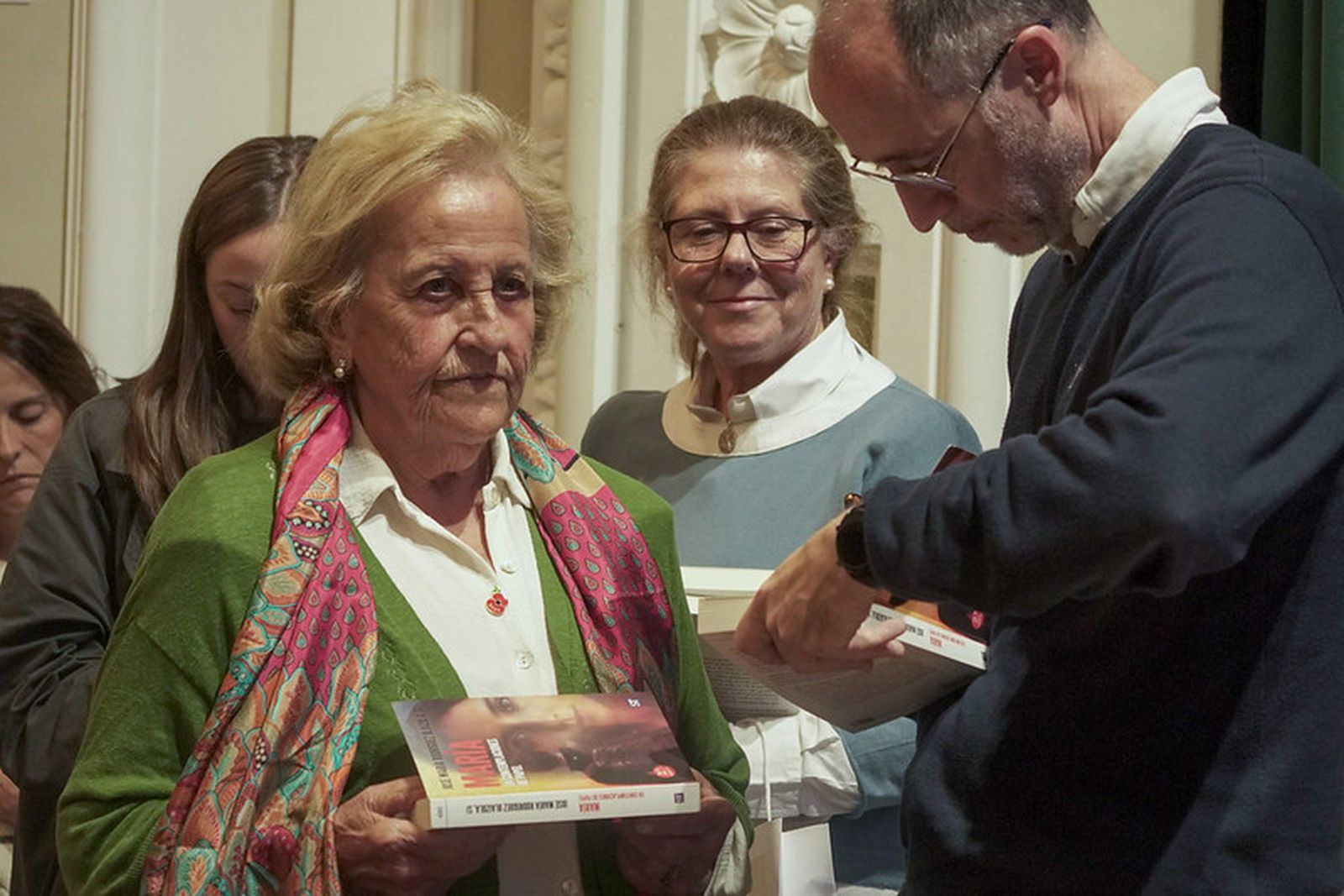 Olaizola firma ejemplares de su último libro