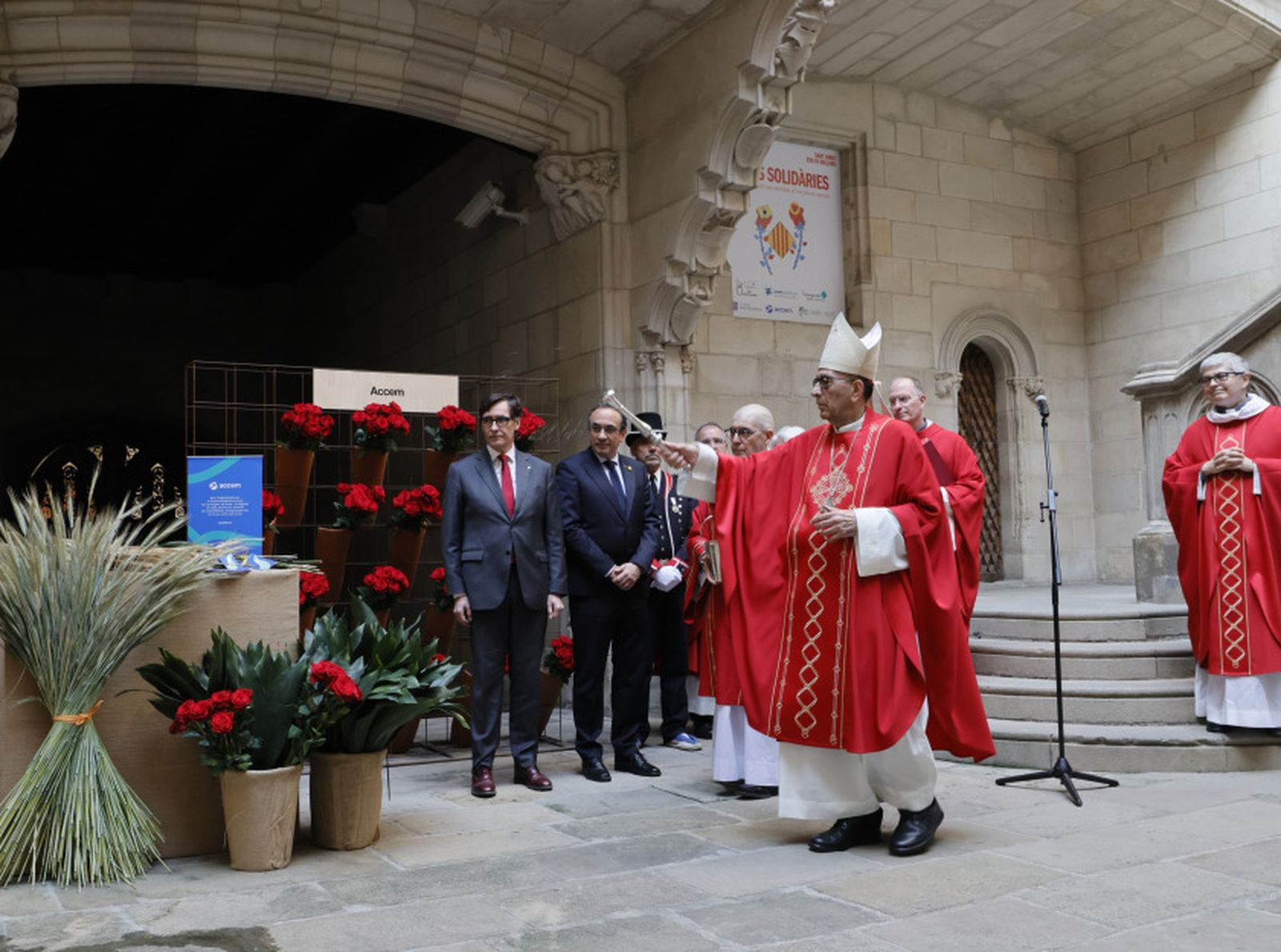 El cardenal Omella realiza la tradicional bendición de rosas. Diada.