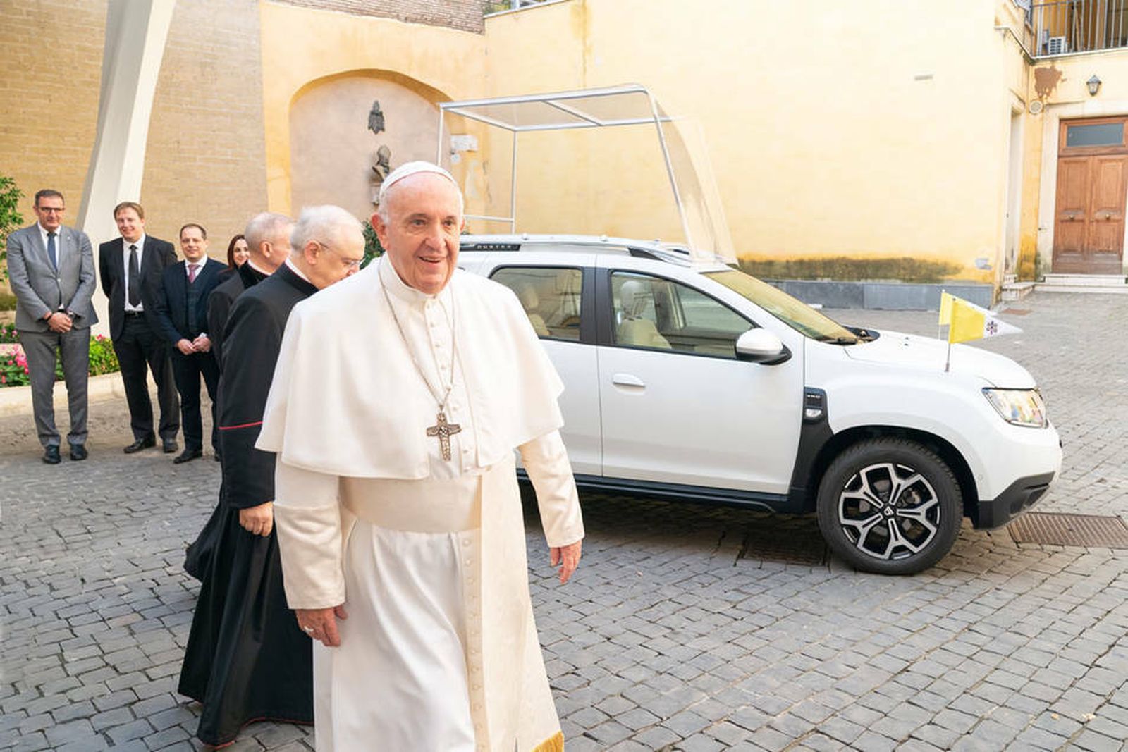 El Papa y su nuevo vehículo