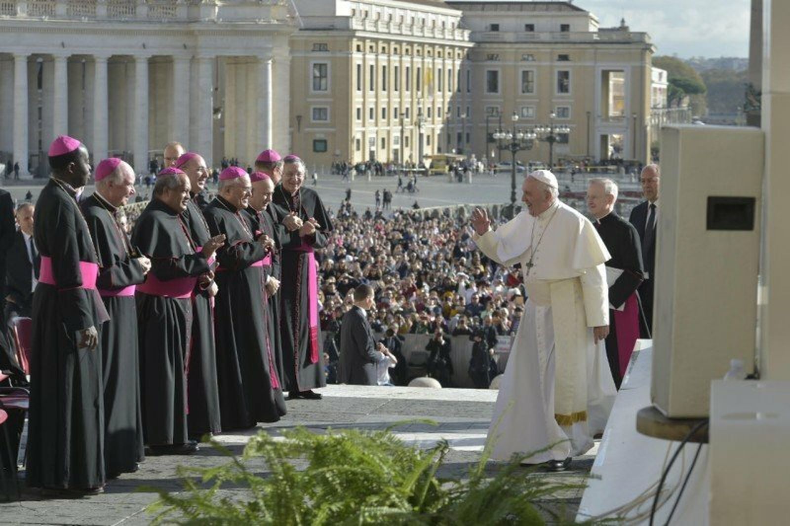 Audiencia y Papa saluda obispos