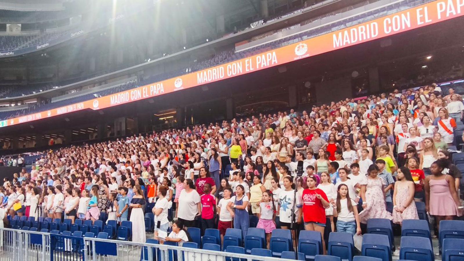 Ensayo del Coro Familiar Iglesia Madrid en el Bernabéu