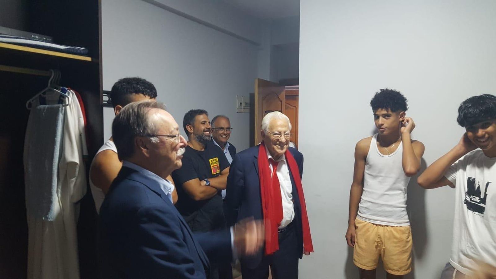 El Padre Ángel y el presidente de Ceuta en un piso de acogida de menores