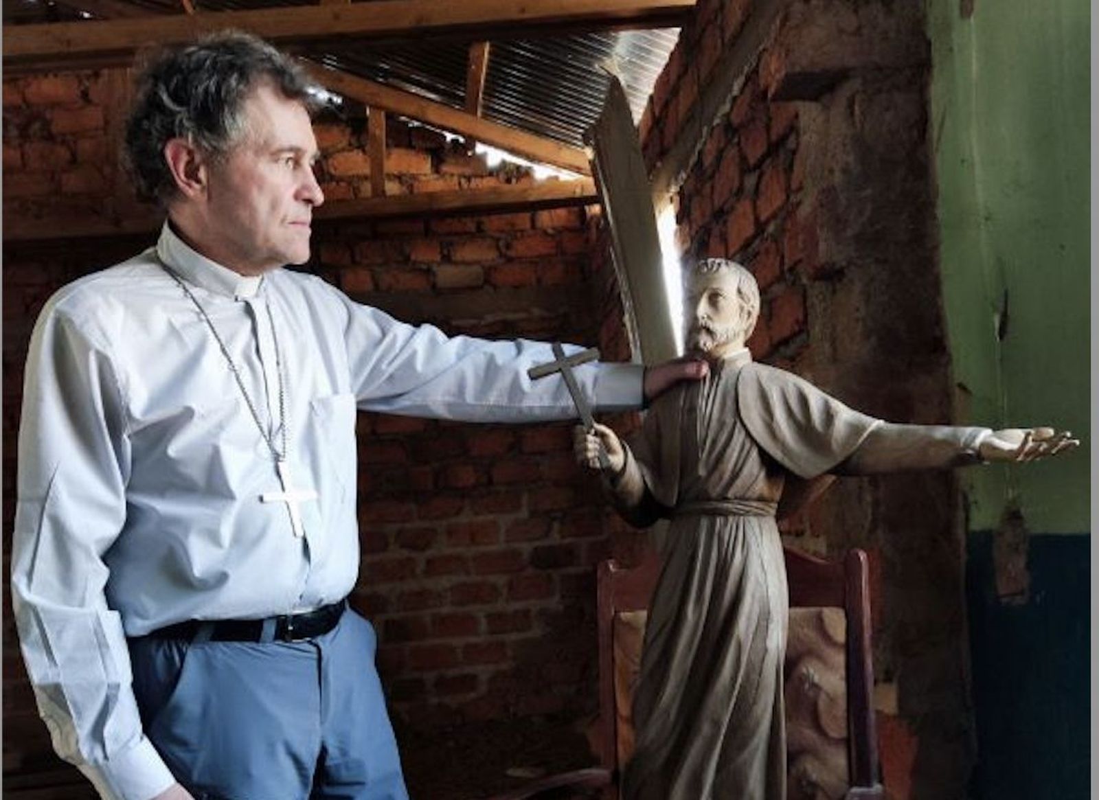 Joseba Segura, con una imagen san Francisco Javier en Mashumbuko