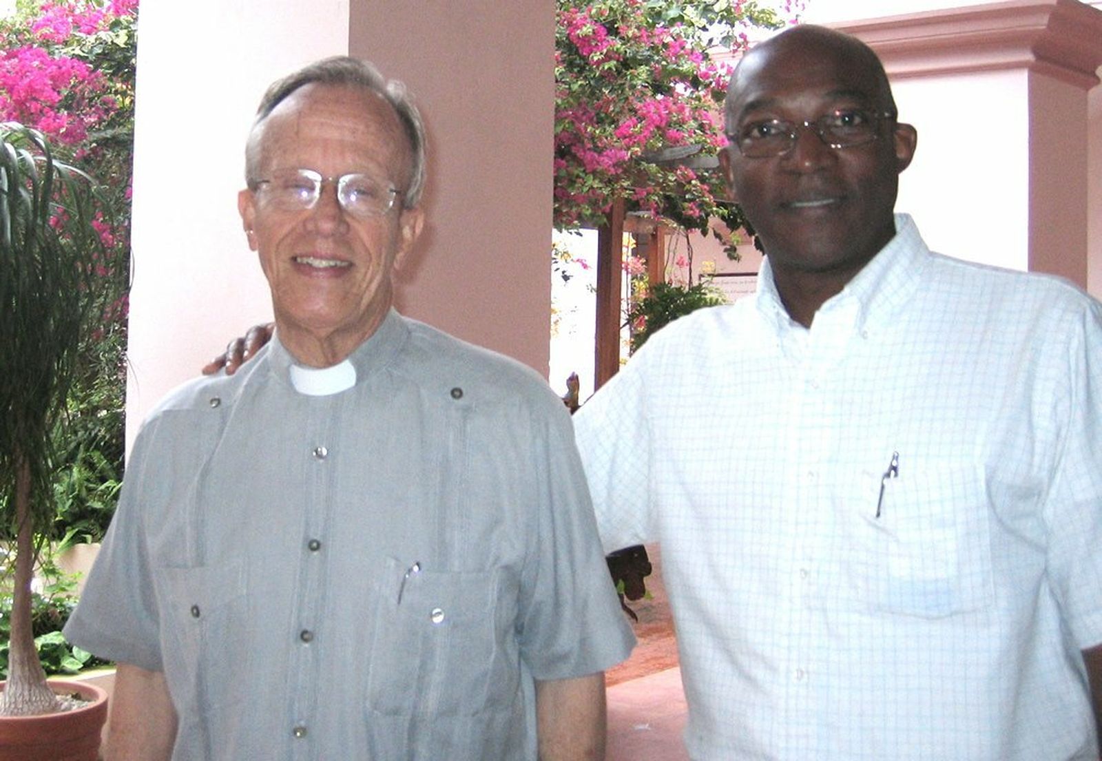 El padre Silvano, a la derecha