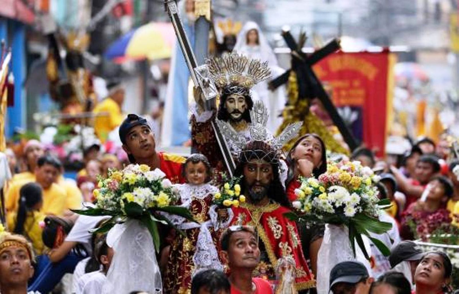 Centenares de miles de filipinos desafían a la pandemia para sacar en procesión al Nazareno Negro