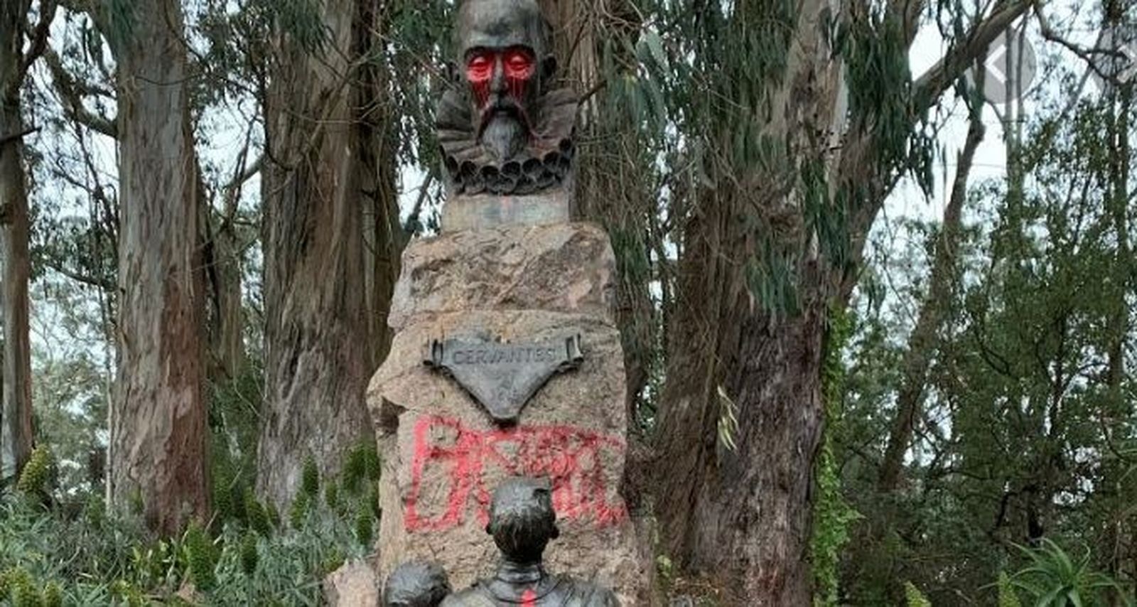 Miguel de Cervantes, con la pintada "bastardo"