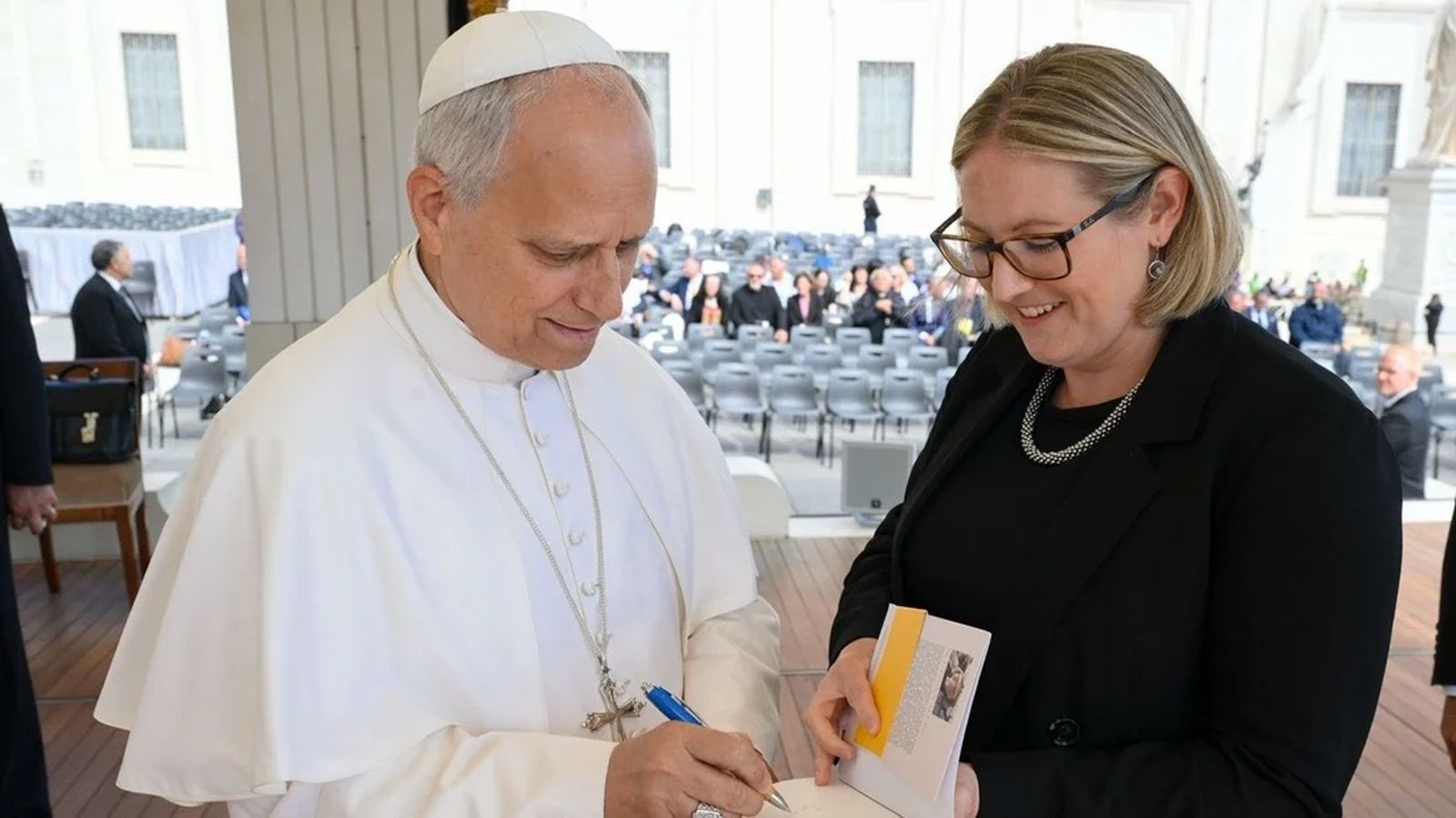 Elise Ann Allen junto al Papa León XIV.