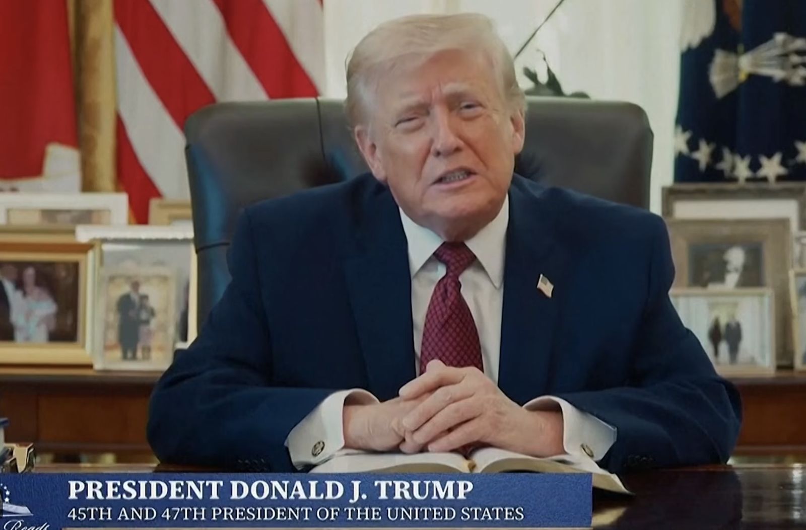 Trump lee un pasaje de la Biblia en el Despacho Oval