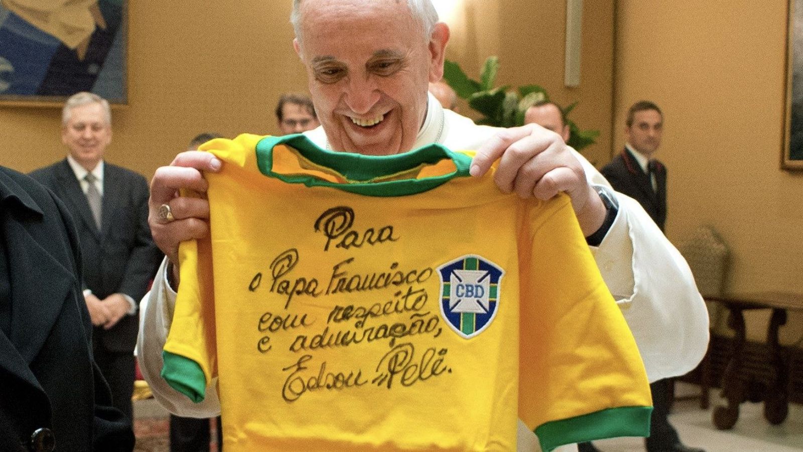 Francisco con una camisa dedicada del futbolista