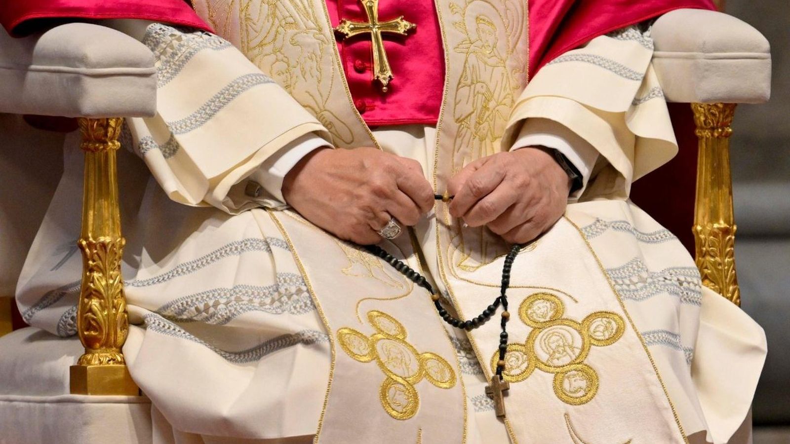 El Papa reza el Santo Rosario para invocar el don de la paz el 11 de abril de 2026.