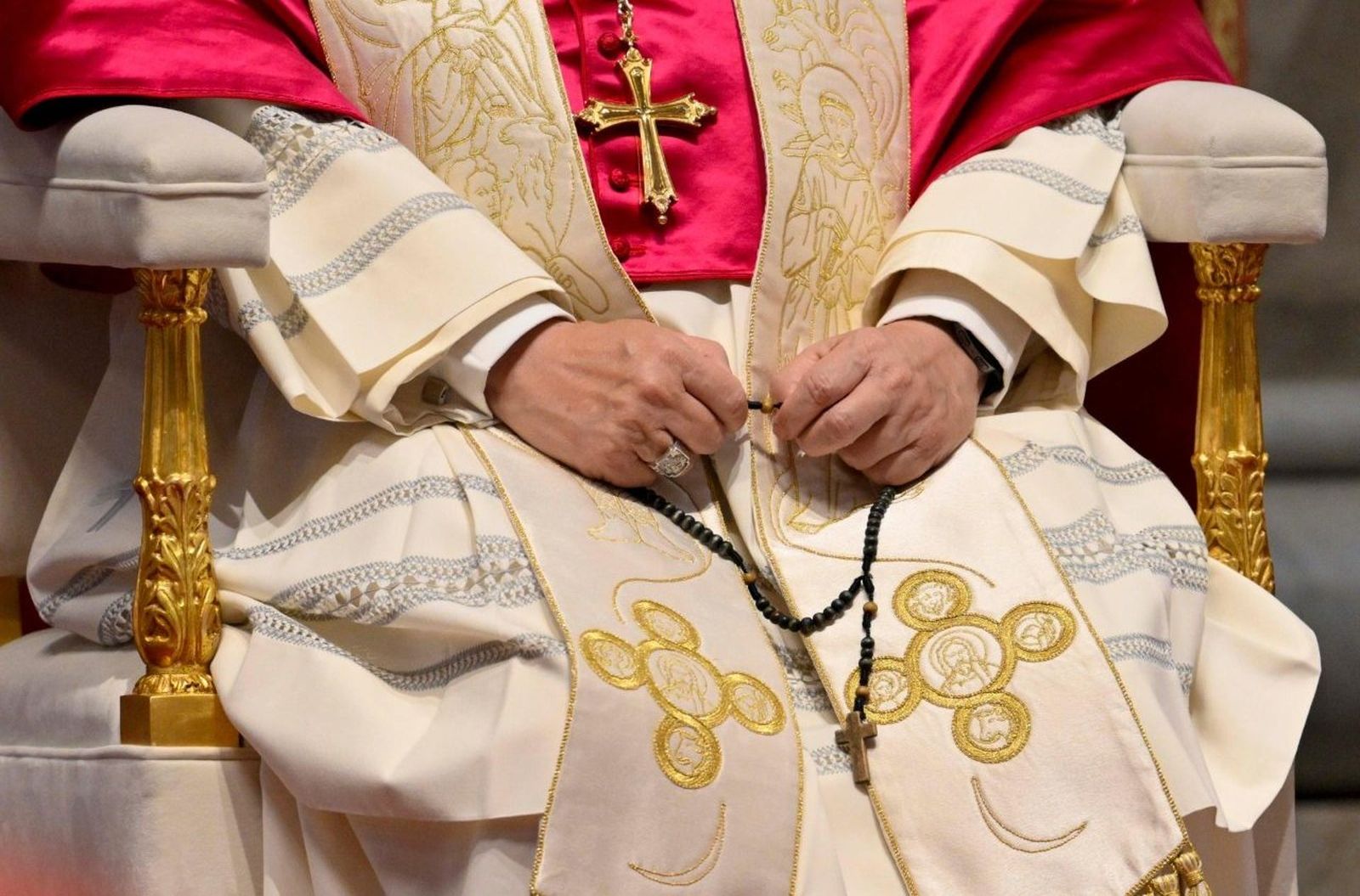 El Papa reza el Santo Rosario para invocar el don de la paz el 11 de abril de 2026.