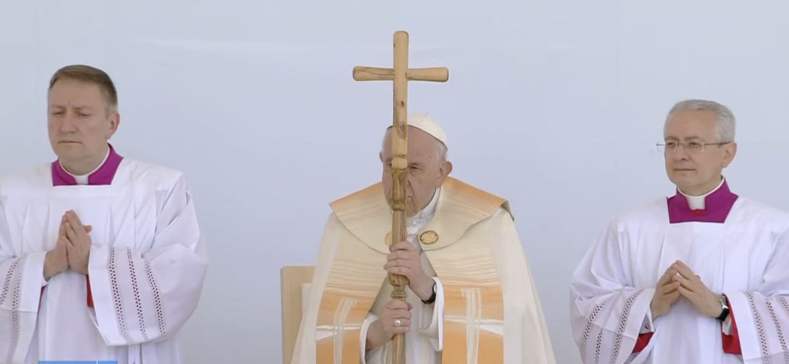 Francisco escucha el Evangelio