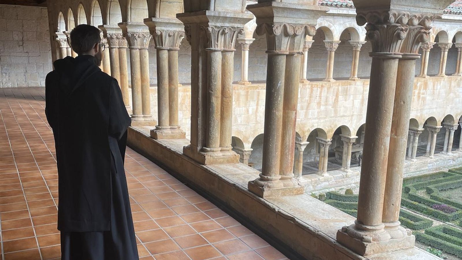 Monje benedictino en su monasterio