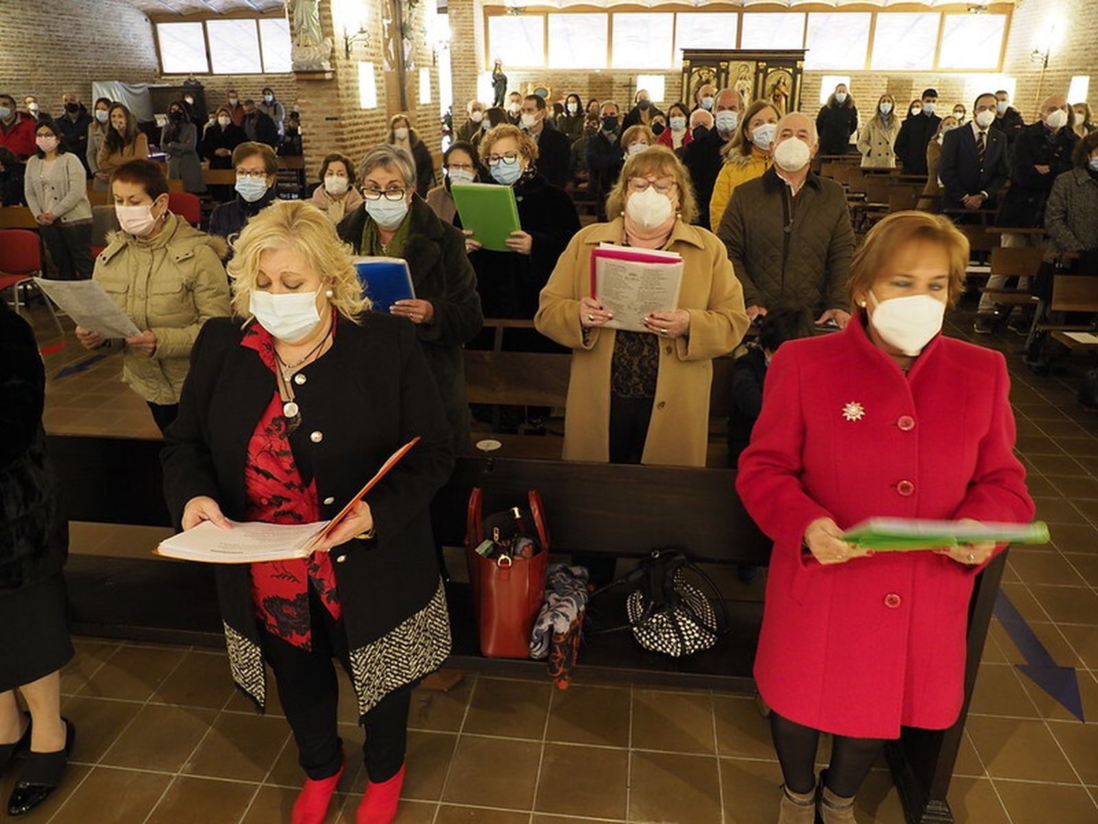 Mujeres en una parroquia de Vallodolid