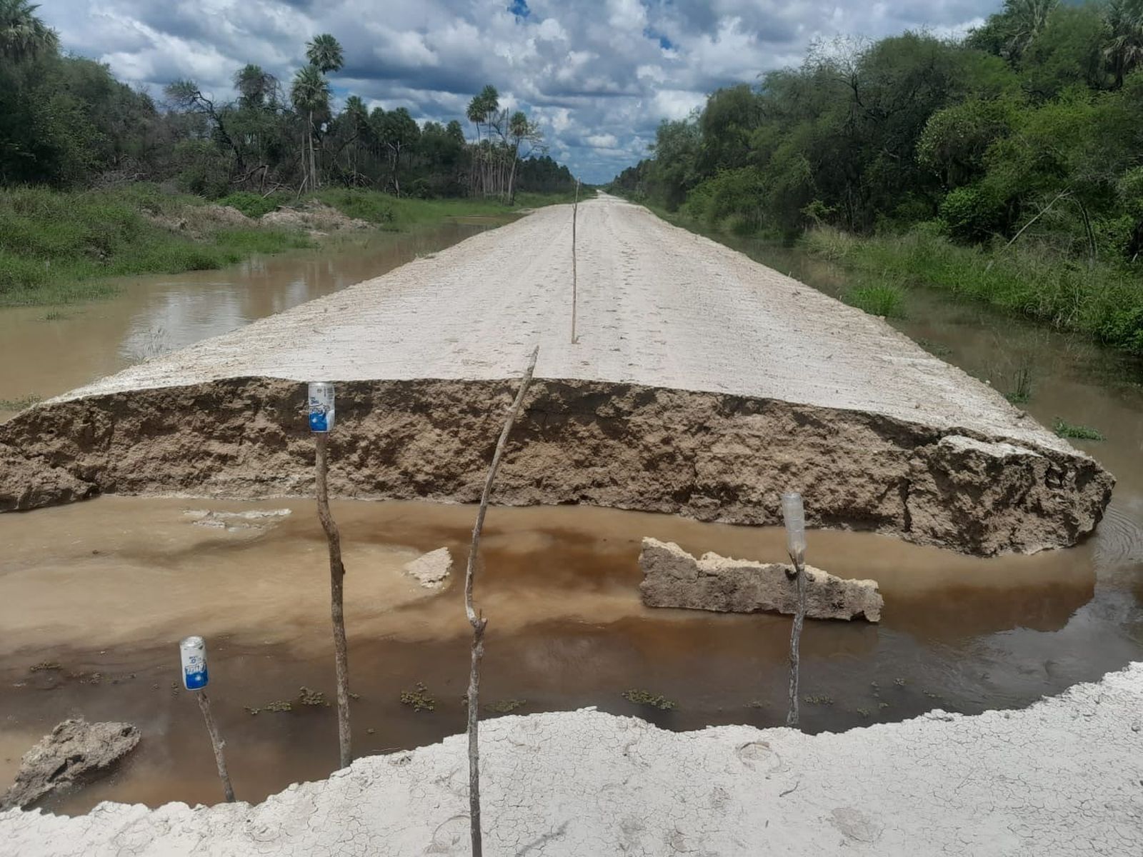 Camino destruido por la lluvia en el Chaco paraguayo