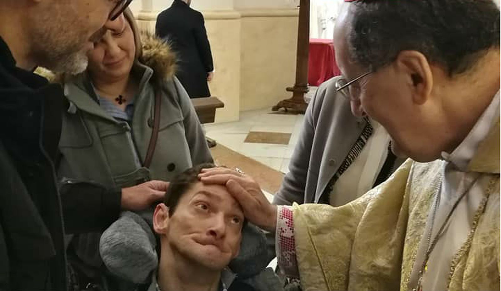 El cardenal Stella, con el ciudadano cordobés que escribió al Papa